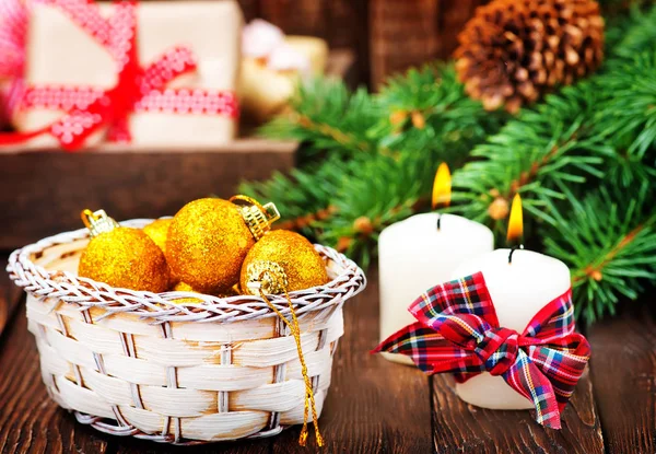 Kerstversiering op de houten tafel — Stockfoto