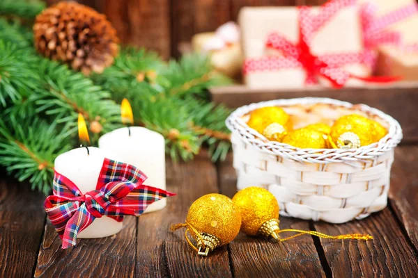 나무 탁자 위에 놓인 크리스마스 장식 — 스톡 사진