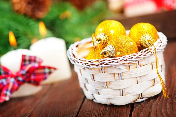 Ahşap masada Noel süslemeleri