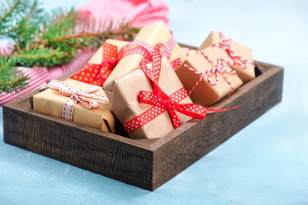 Boîtes pour cadeaux avec rubans colorés — Photo