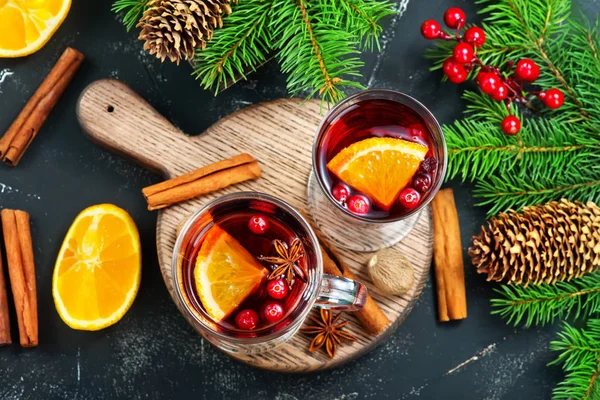 Bebida de Natal com frutas e especiarias de aroma — Fotografia de Stock