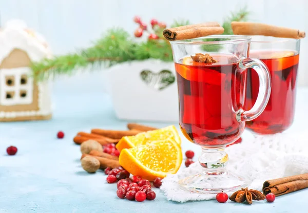 Bebida de Natal com frutas e especiarias de aroma — Fotografia de Stock
