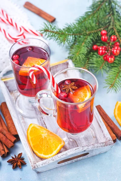 Weihnachtsgetränk mit Früchten und aromatischen Gewürzen — Stockfoto