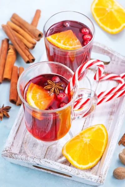 Рождественский напиток с фруктами и ароматом специй — стоковое фото