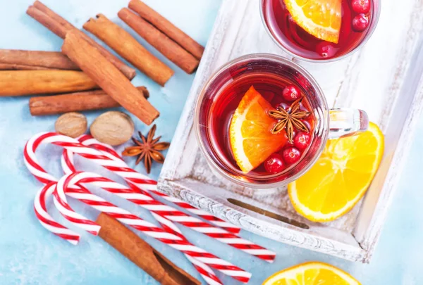 Рождественский напиток с фруктами и ароматом специй — стоковое фото
