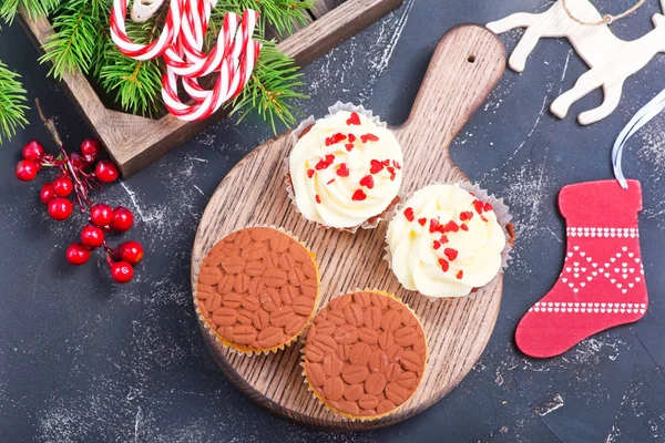 Muffins e decorações de Natal Fotos De Bancos De Imagens