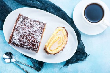 Kremalı ve çikolatalı kek. 