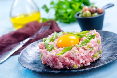 baharat ve çiğ yumurta sarısı ile kıyılmış et