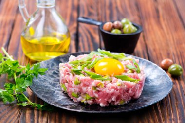 baharat ve çiğ yumurta sarısı ile kıyılmış et