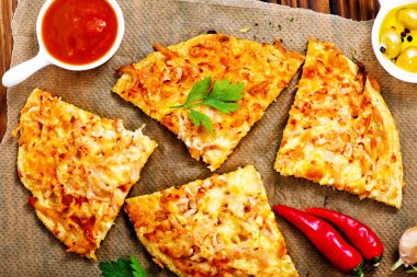 Aroma baharat ve peynir ile taze pizza