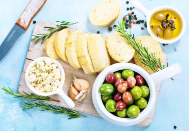 zeytin ve taze ekmek bir tablo