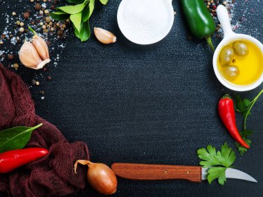 bir tablo, kırmızı biber ve aroma yağı koku baharat