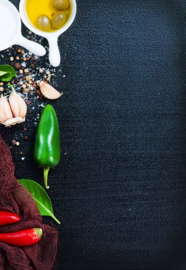 bir tablo, kırmızı biber ve aroma yağı koku baharat