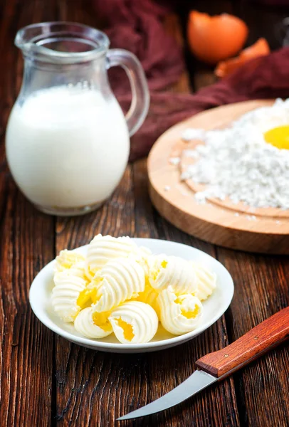 Mjöl, mjölk, smör och ägg — Stockfoto