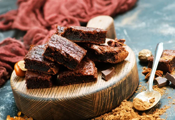 Kuchen und Kakaopulver — Stockfoto