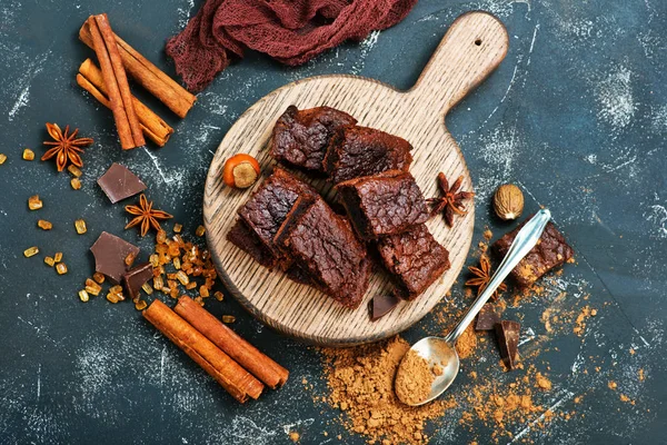Kuchen und Kakaopulver — Stockfoto