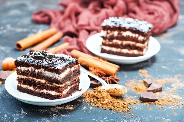 Schokoladenkuchen auf Tellern — Stockfoto