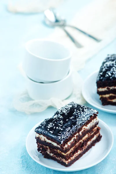 Шоколадные торты на тарелках — стоковое фото