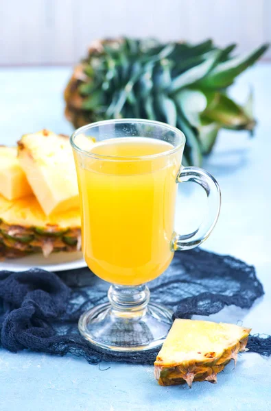 Färsk juice och ananas — Stockfoto