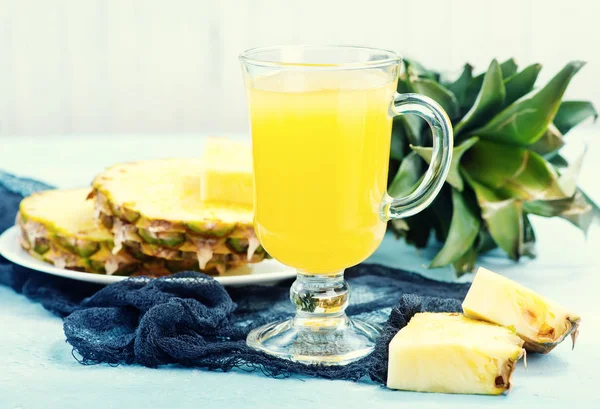 Fresh juice and pineapple — Stock Photo, Image