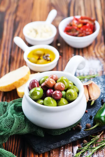 Olive, formaggio e pomodori secchi — Foto Stock