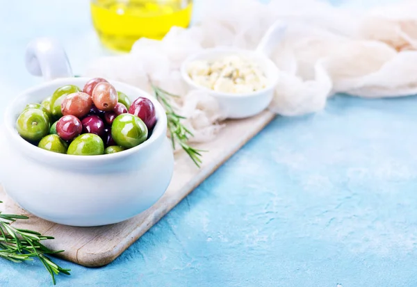 Olive in boccia e su un tavolo — Foto Stock