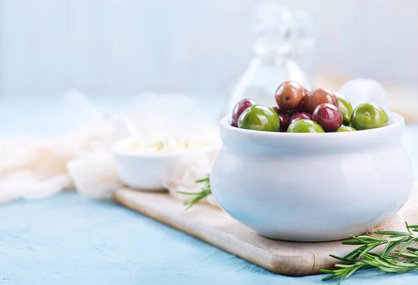 Olives dans un bol et sur une table — Photo
