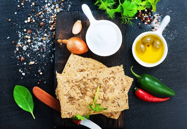 ahşap tahta üzerinde baharatlar ile ekmek