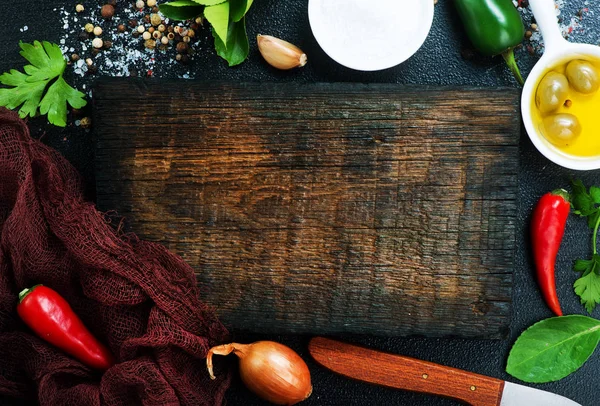 Temperos de aroma em uma mesa, pimentão de pimenta e óleo de aroma — Fotografia de Stock