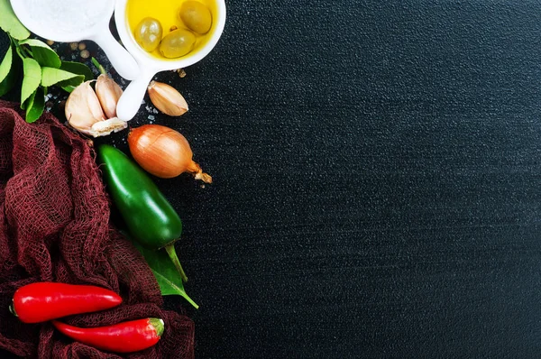 Aroma kryddor på ett bord, chili paprika och aromaolja — Stockfoto