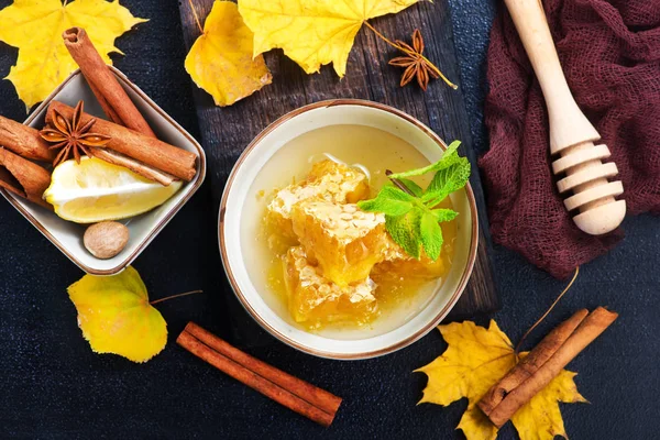 Honey with fresh mint, cinnamon and lemon — Stock Photo, Image