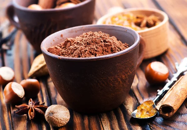 Какао-порошок і ароматичні спеції — стокове фото