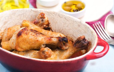 Kızarmış tavuk bacağı. 