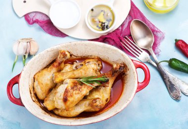 Kızarmış tavuk bacağı. 