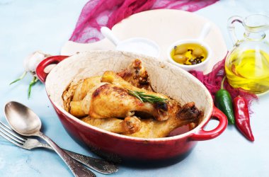 Kızarmış tavuk bacağı. 