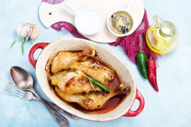 Kızarmış tavuk bacağı. 