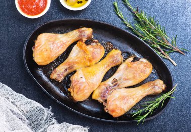 Kızarmış tavuk bacağı.