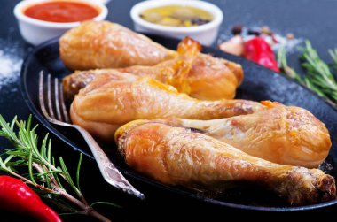 Kızarmış tavuk bacağı.