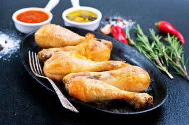 Kızarmış tavuk bacağı.