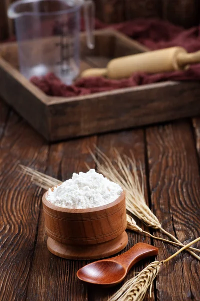 Wheat flour in bowl — Stock Photo, Image