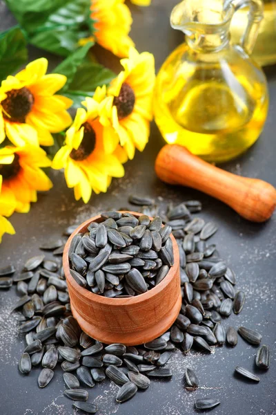 Semințe de floarea soarelui în castron — Fotografie, imagine de stoc