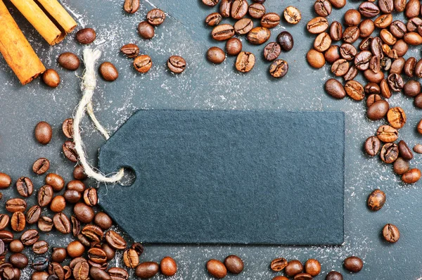 Granos de café y etiqueta en blanco — Foto de Stock
