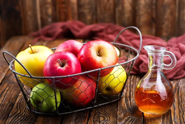 Apel dalam keranjang di atas meja — Stok Foto