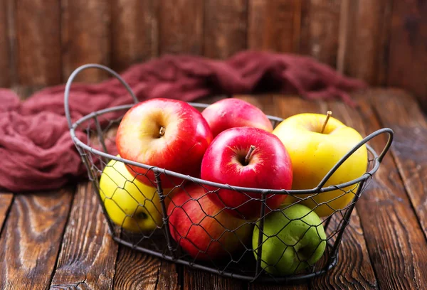 Appels in de mand op tafel — Stockfoto