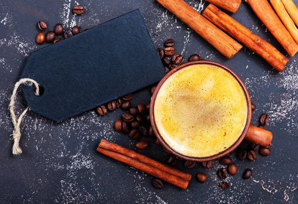 Café en taza con frijoles — Foto de Stock