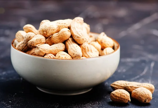 Pile of peanuts in bowl — Stock Photo, Image