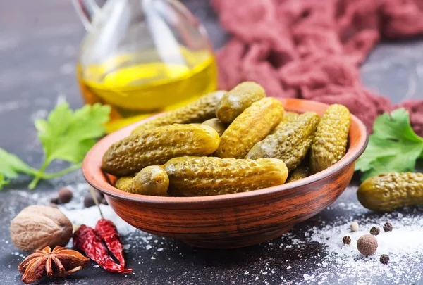 Picled cucumbers in bowl — Stock Photo, Image