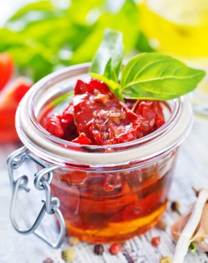 Cam Kavanoz içinde kuru domates