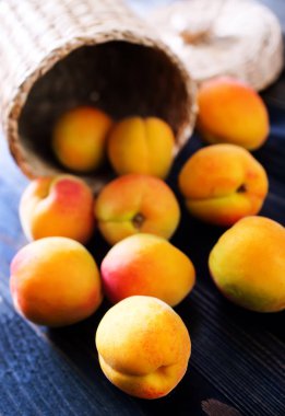 ahşap masa üzerinde taze şeftali