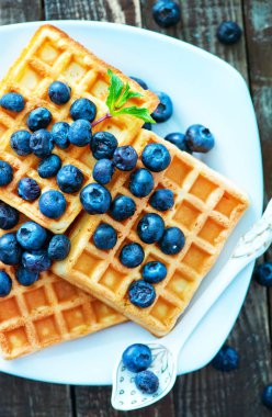 Waffle plaka üzerinde yaban mersini ile